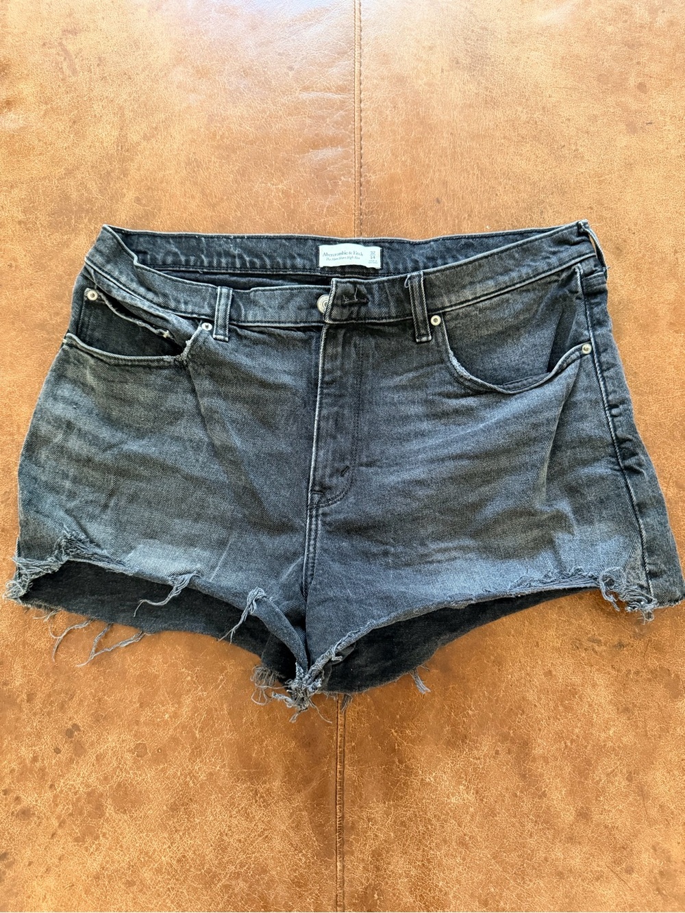 Abercrombie “The Mom Short High Rise” in Black denim